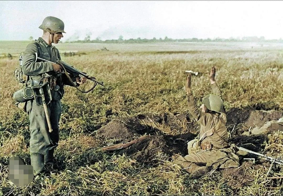 1941年至1942年，在东线，一名德国士兵正在抓捕一名苏军兵。这张照...