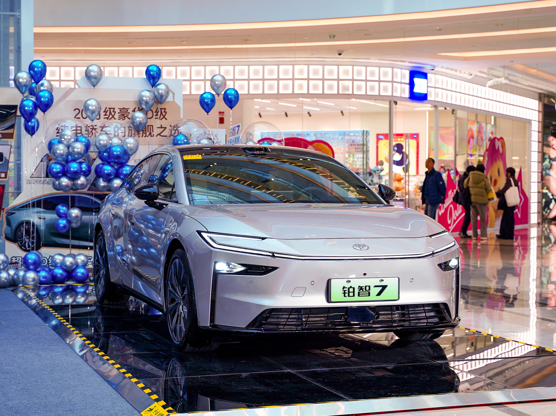 更新一下铂智7的消息！虽说车要等到明年第一季度上市，但首批展车已可以提前品鉴，大