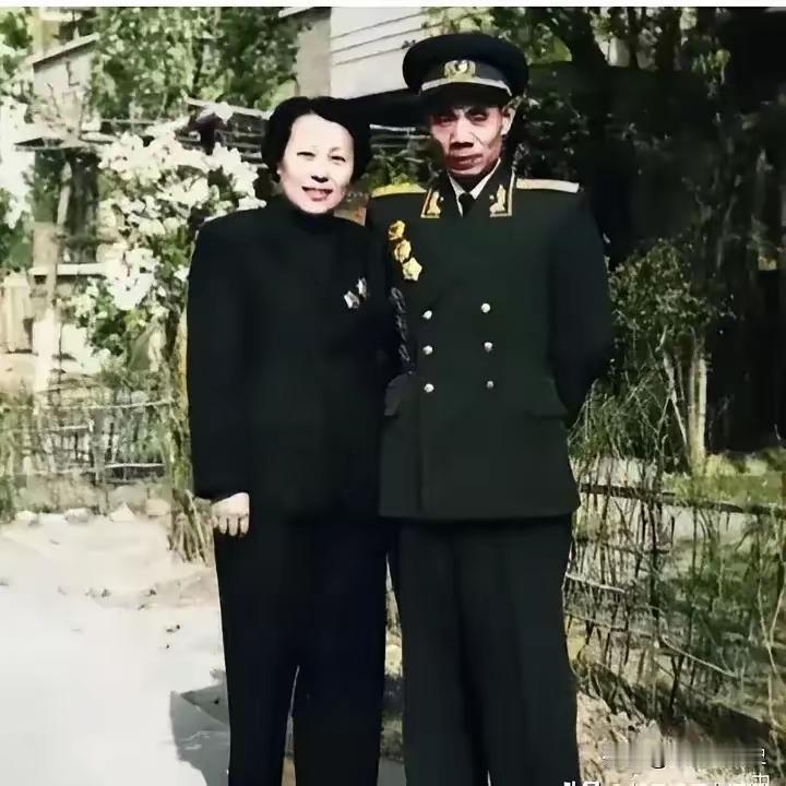 1955年那次授衔仪式，175人被授予中将军衔，吴信泉便是其中之一。这一年他和妻