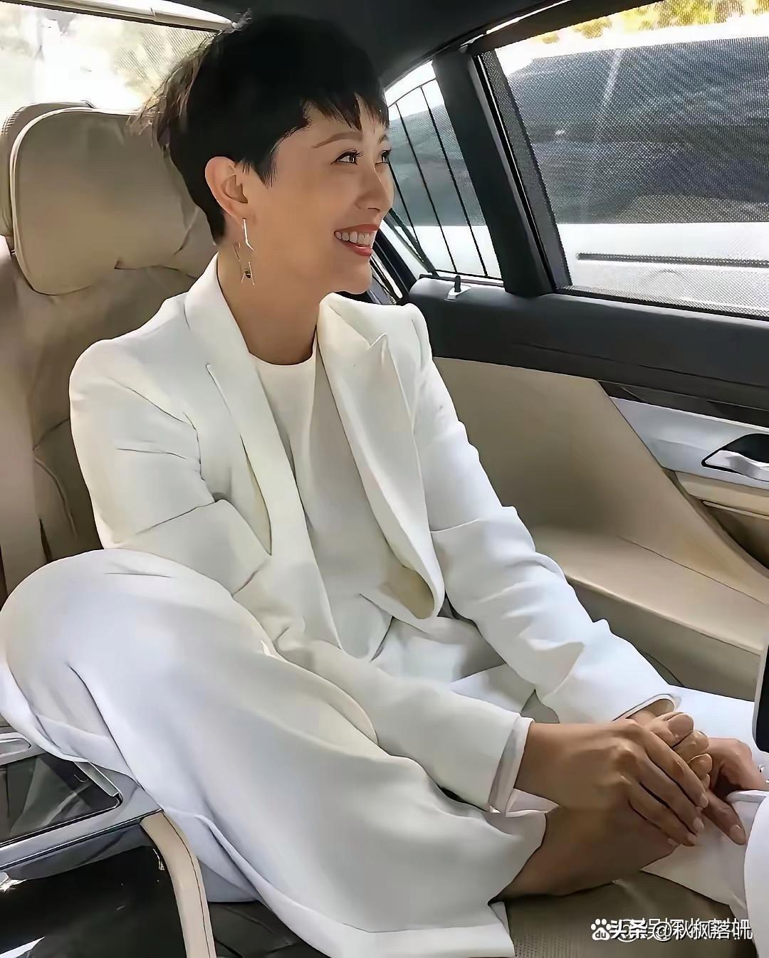 海清光着脚好洒脱呀