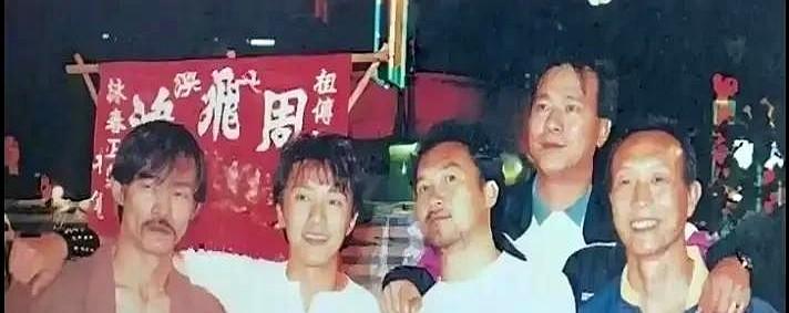 很多人不知道，星爷那一身本事，连眉毛怎么动，都是万梓良教的。

凌晨四点的片场，