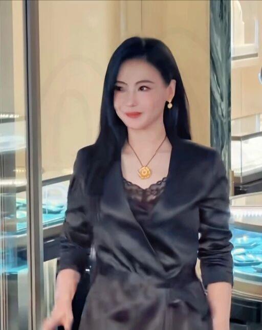 明明绝美冻龄，张柏芝偏偏毁在金首饰上说实话，张柏芝的颜值我一直服气，但最近她的穿