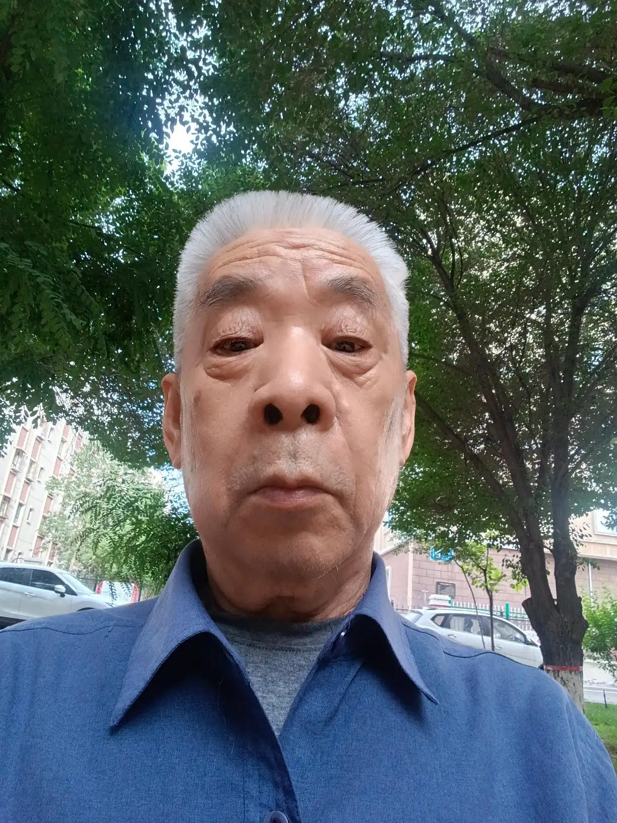我有名有姓，不接受没名没姓的什么任何荣誉。那不是我的荣誉！我不会与人去争荣誉！[