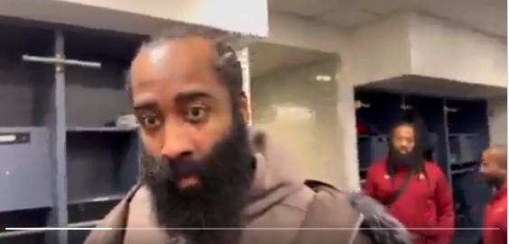 詹姆斯-哈登谈到自己还会在NBA打多久时候说：“我知道这一天总会到来。但希望是晚