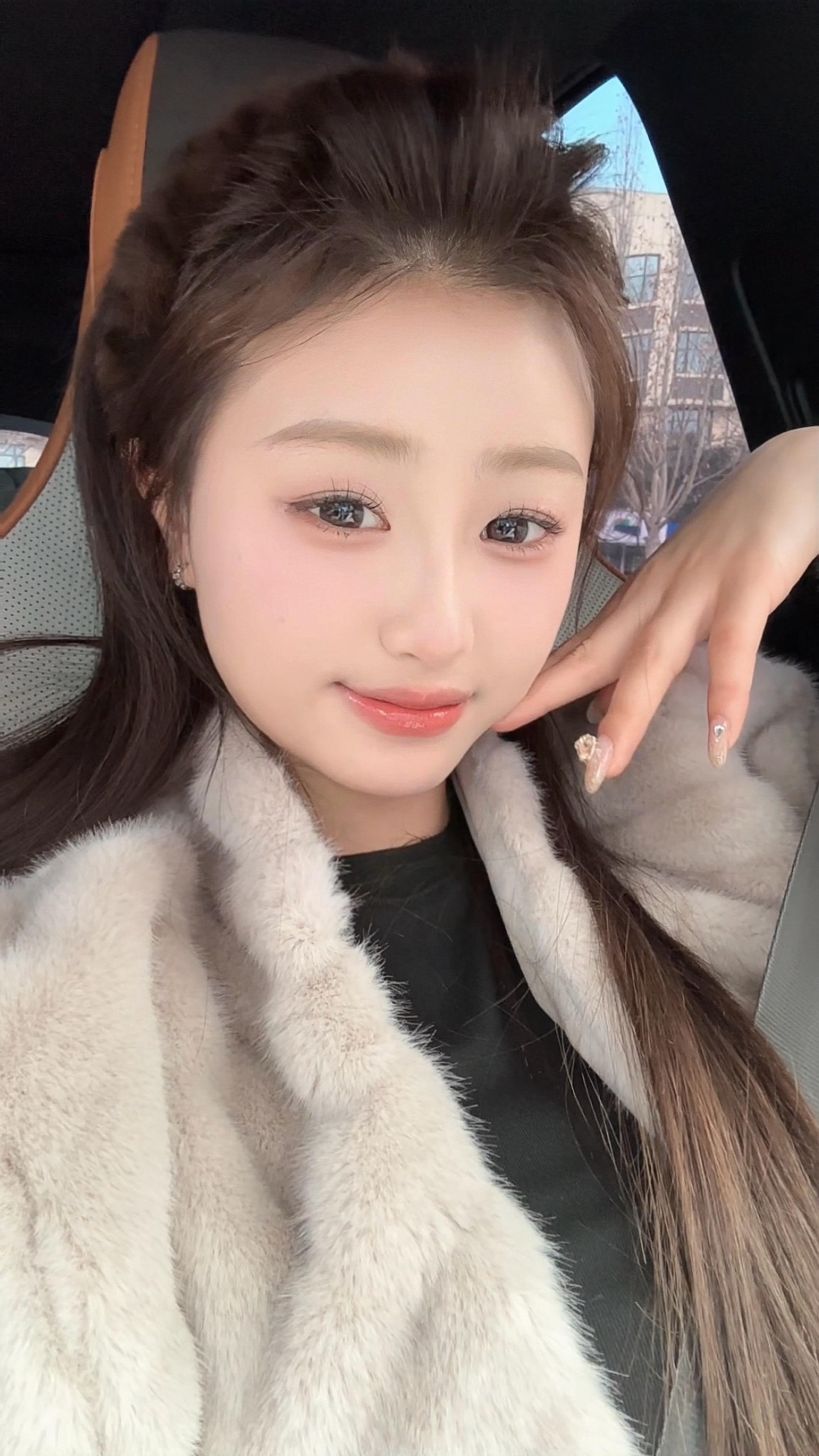 没关系的 大家都会莫名其妙的不开心 会突然崩溃 但不妨碍吃吃喝喝吹晚风...