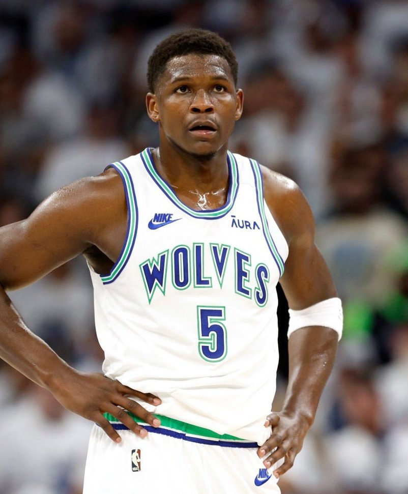 有消息说目前爱德华兹面临的情况和库里很像，是一个需要大概2个月左右恢复的膝盖问题