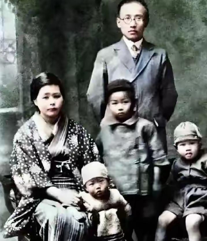 1978 年，郭沫若在北京去世。最让人想不通的是，他在日本抛下的五个孩子，在佐藤