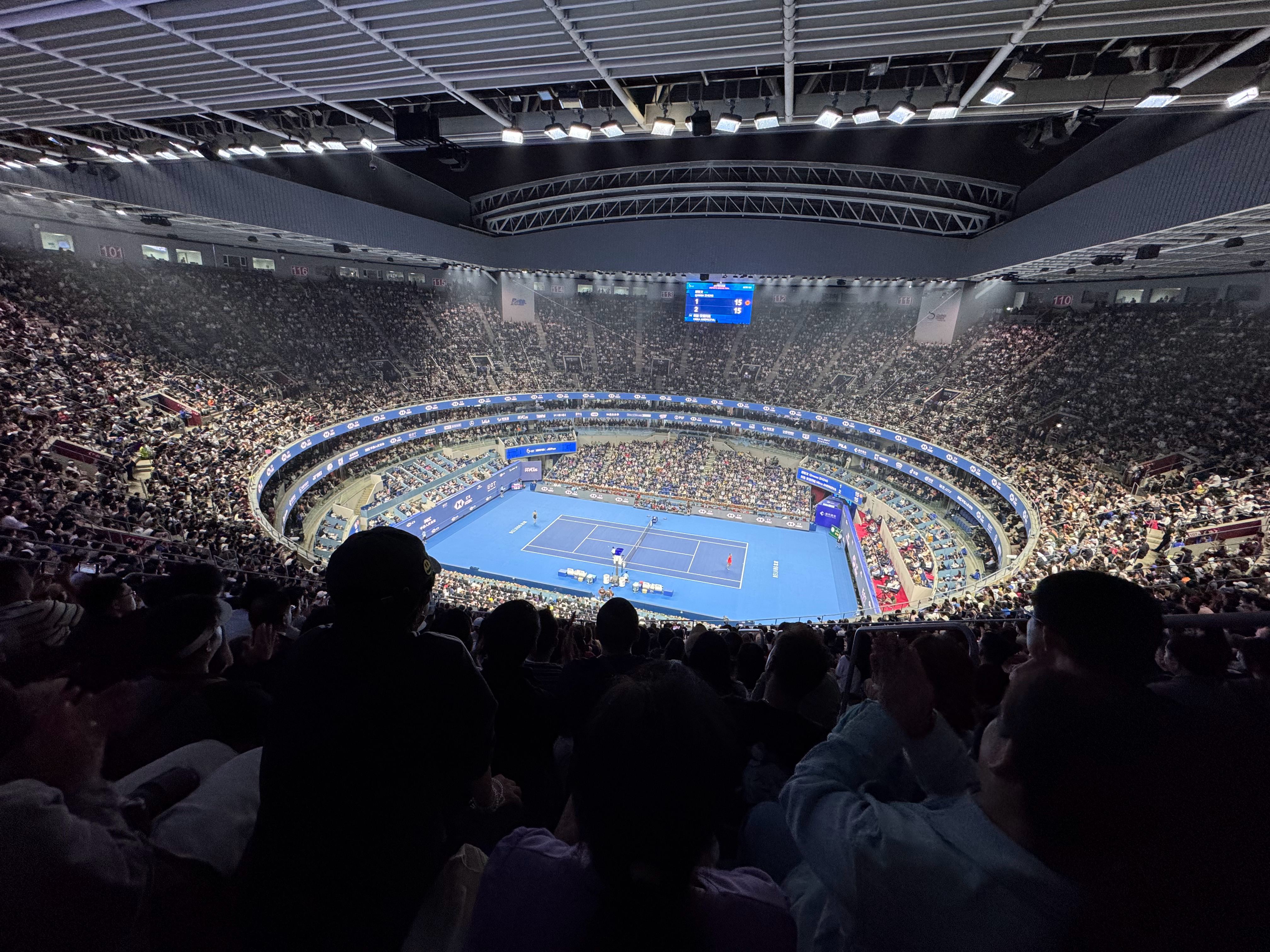 郑钦文vs安德列娃2026中网郑钦文今晚冲击中网女单首冠 今晚的钻石球场依然人山