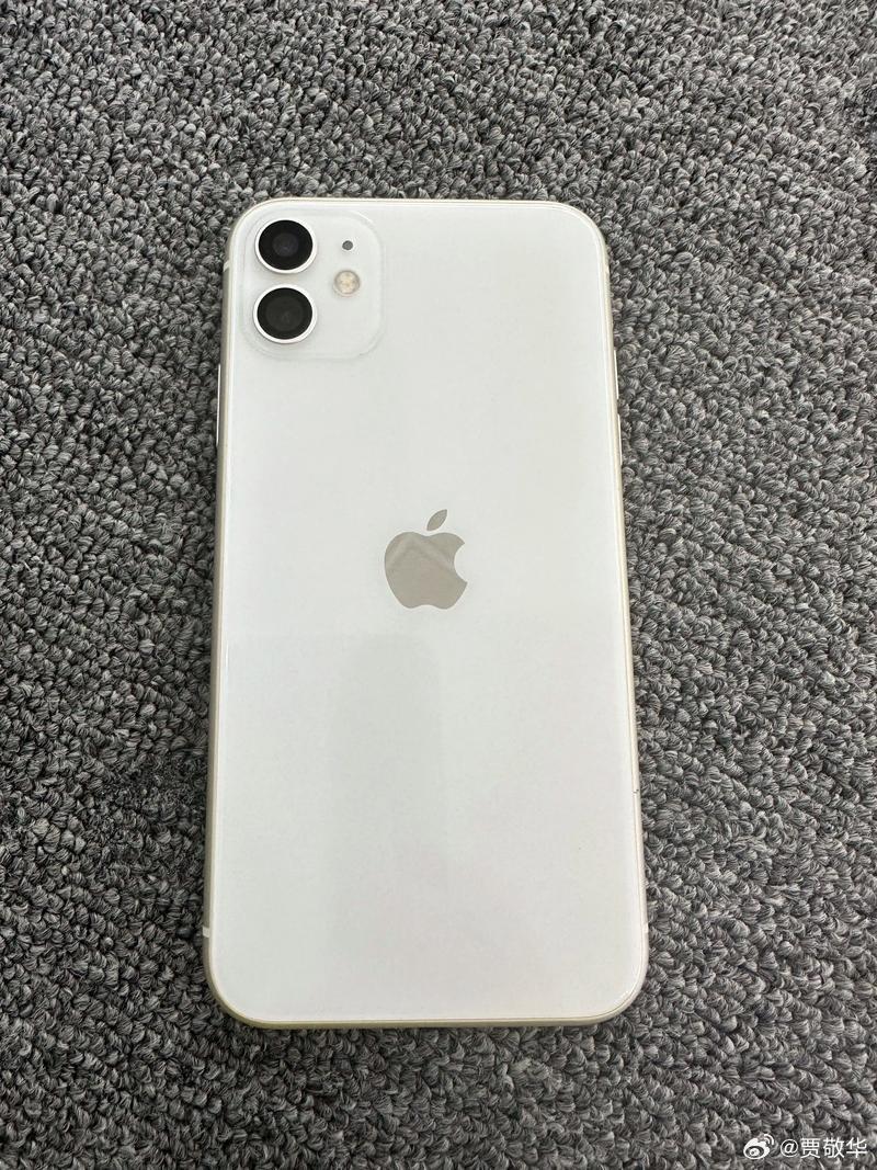刚才坐公交车回家，遇到一位用iPhone11的老乡，我问他手机卡吗？老乡说还是老