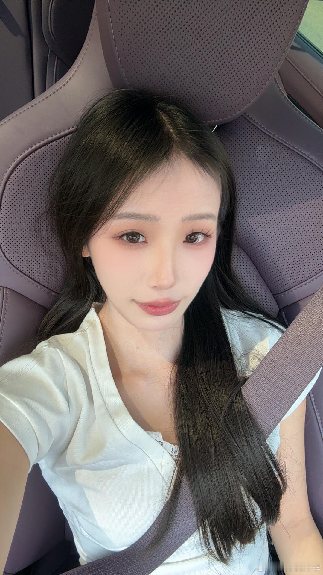 早，今天的这个妆容妆容 ，我真心觉得妆造决定效果，比如我每次的妆娘都不一样，化出