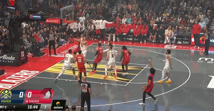 杨瀚森今天第一节虽然没有出场，但在场边可以多看看他的偶像约基奇是怎么抢篮板的。不