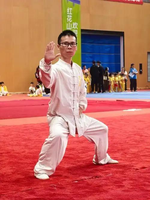 当你第一次踏入太极的世界，心中满是期待与好奇，但也难免有些担心：我会不会扭到腰？