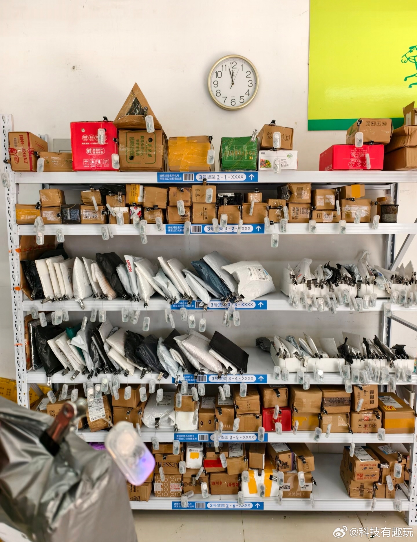 亮灯取件方式好处就是不用取件码一个个找，烦人的地方是人多每次一亮灯根本分不清楚是