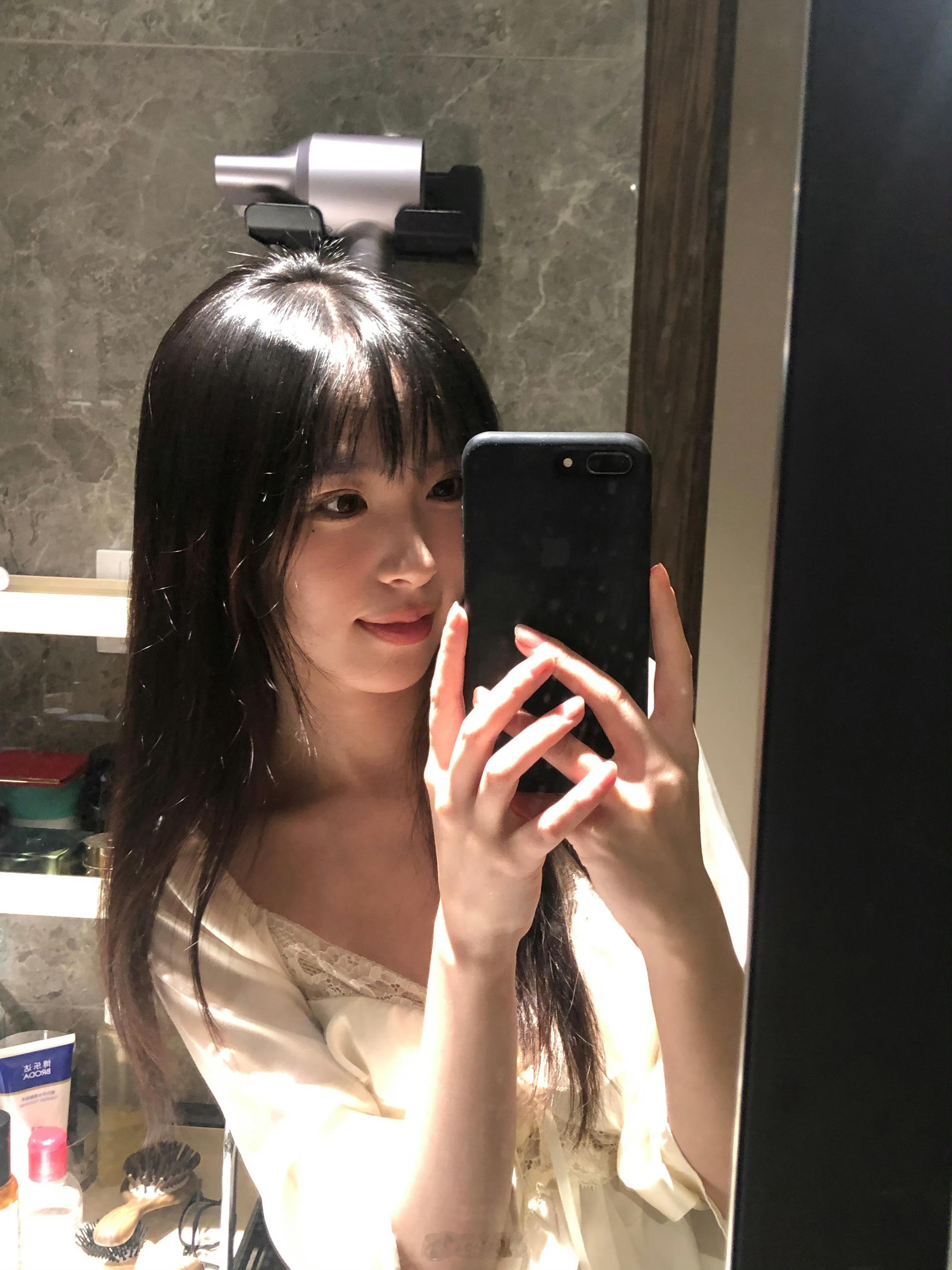 刷到一个好看的小姐姐还在用home键iPhone。 ​​​