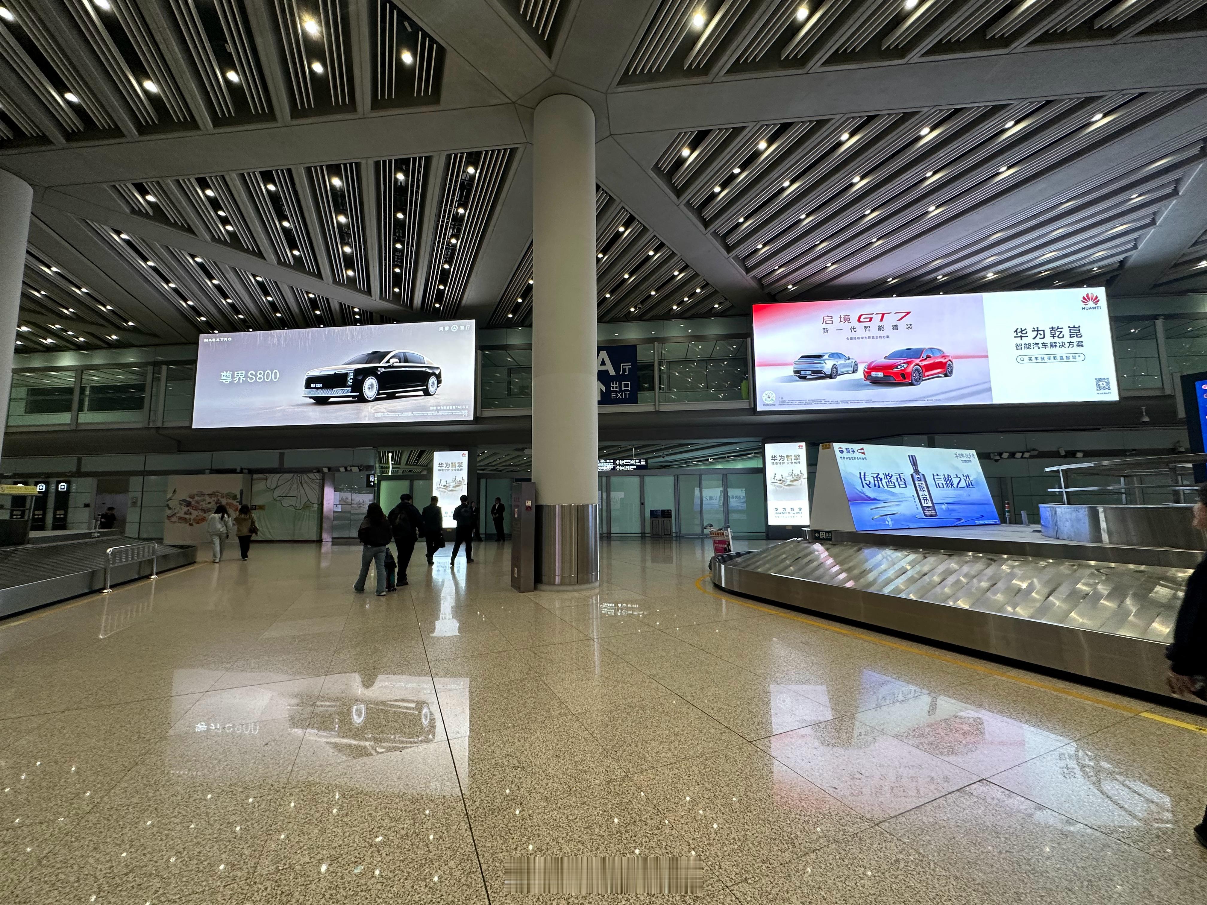 没想到在机场也能看到华为智擎的广告牌，我当初买M5，本来就是冲鸿蒙座舱和ADS来