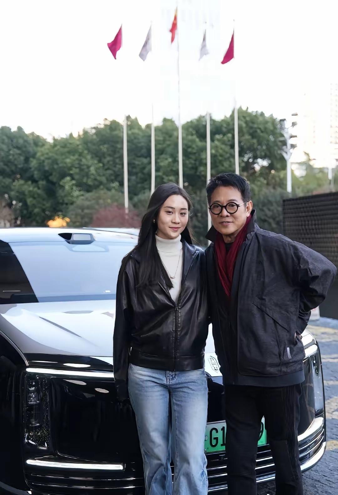 李连杰合影女士是谁？非常有气质