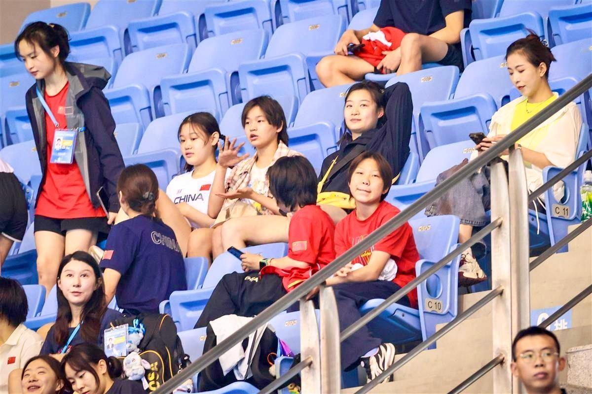 全红婵张家齐从拥抱到撑场全红婵为张家齐破的例张家齐退役后的直播首秀，向来低调的全