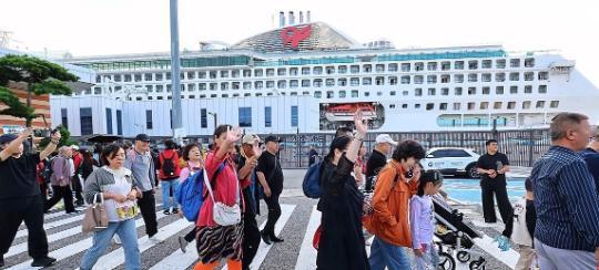 挤爆韩国，中国游客来了

当地时间9月29日，这一天韩国对中国游客试行免签入境政
