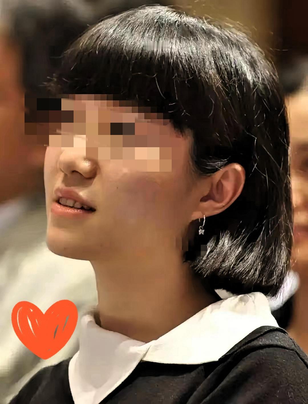 别总盯着翁帆身上的“标签”看了
她这20年里没闲着
一口气拿了

两个博士学位，