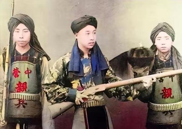 聂士成手下的云十三队照片引发热议。

这张号称晚清真实照片的内容存在争议。云十三