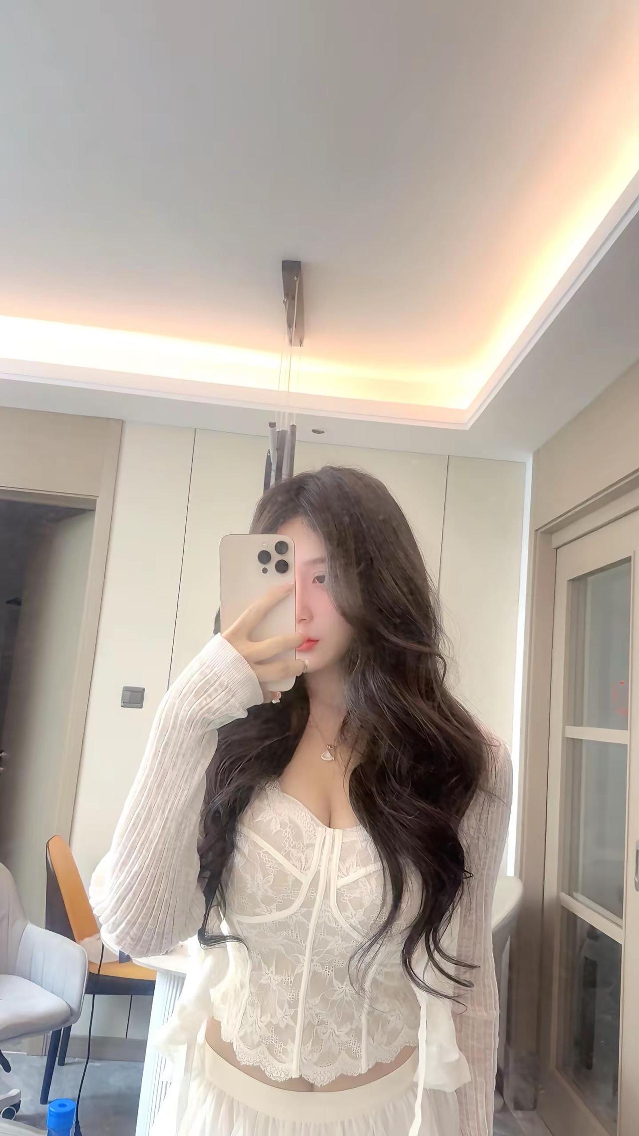 别光看手机，看看我！毕竟能把纯欲风焊在身上的人不多了