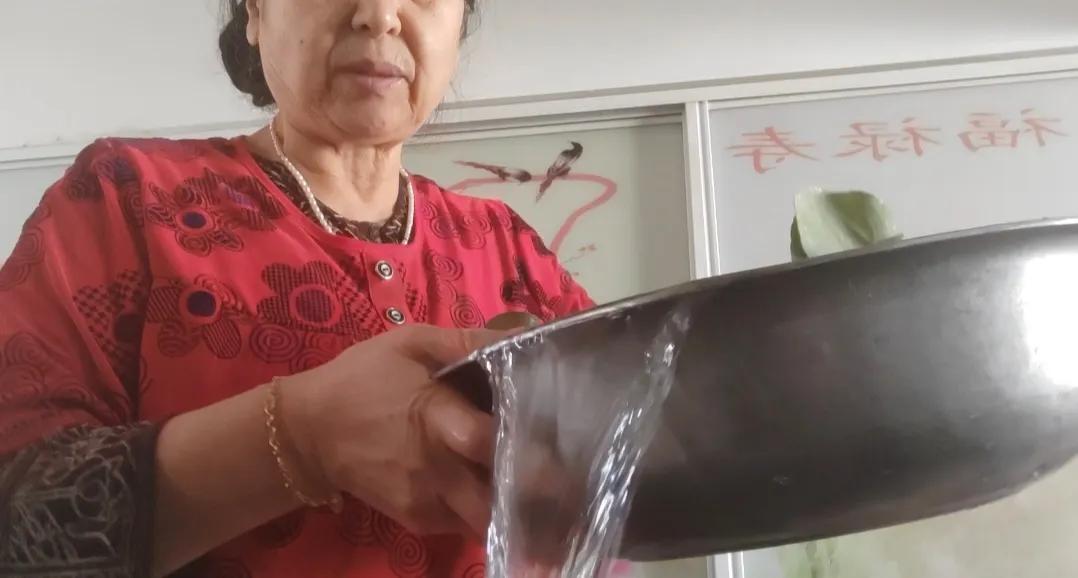 请大家看看我用水洗菜是多么艰难，从这盘子倒那盘子，我们体育馆路1号楼，停水7天了