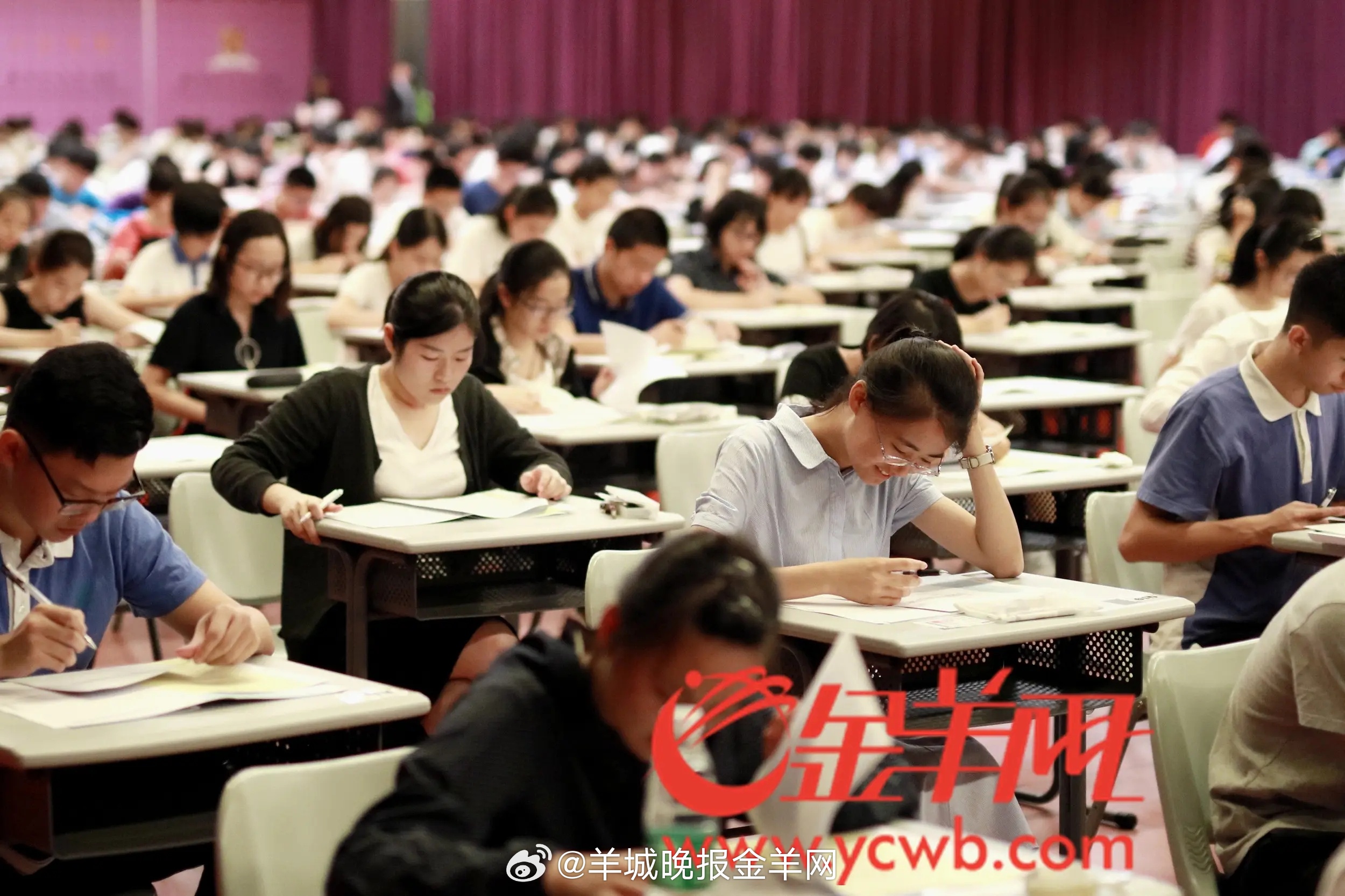 #早安# 【阅读，是对抗平庸的绝佳办法】如果你想成长，那就去阅读吧。纸张页面里，