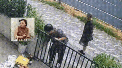 偷酱油，倒酱油，原来瓶子能卖几分钱，为了这几分钱，这两个老人已经没有了底线！为了