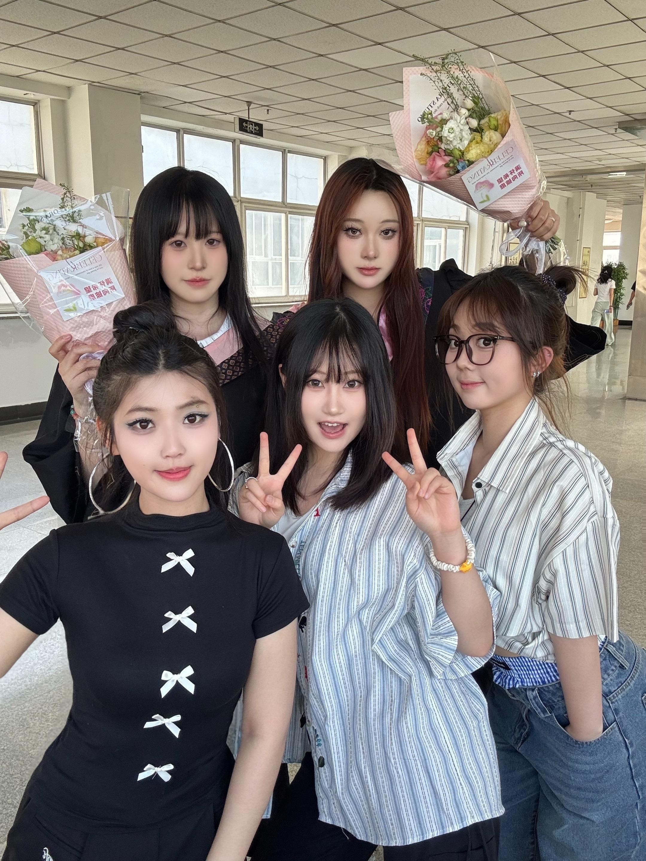 毕业快乐两个小宝宝