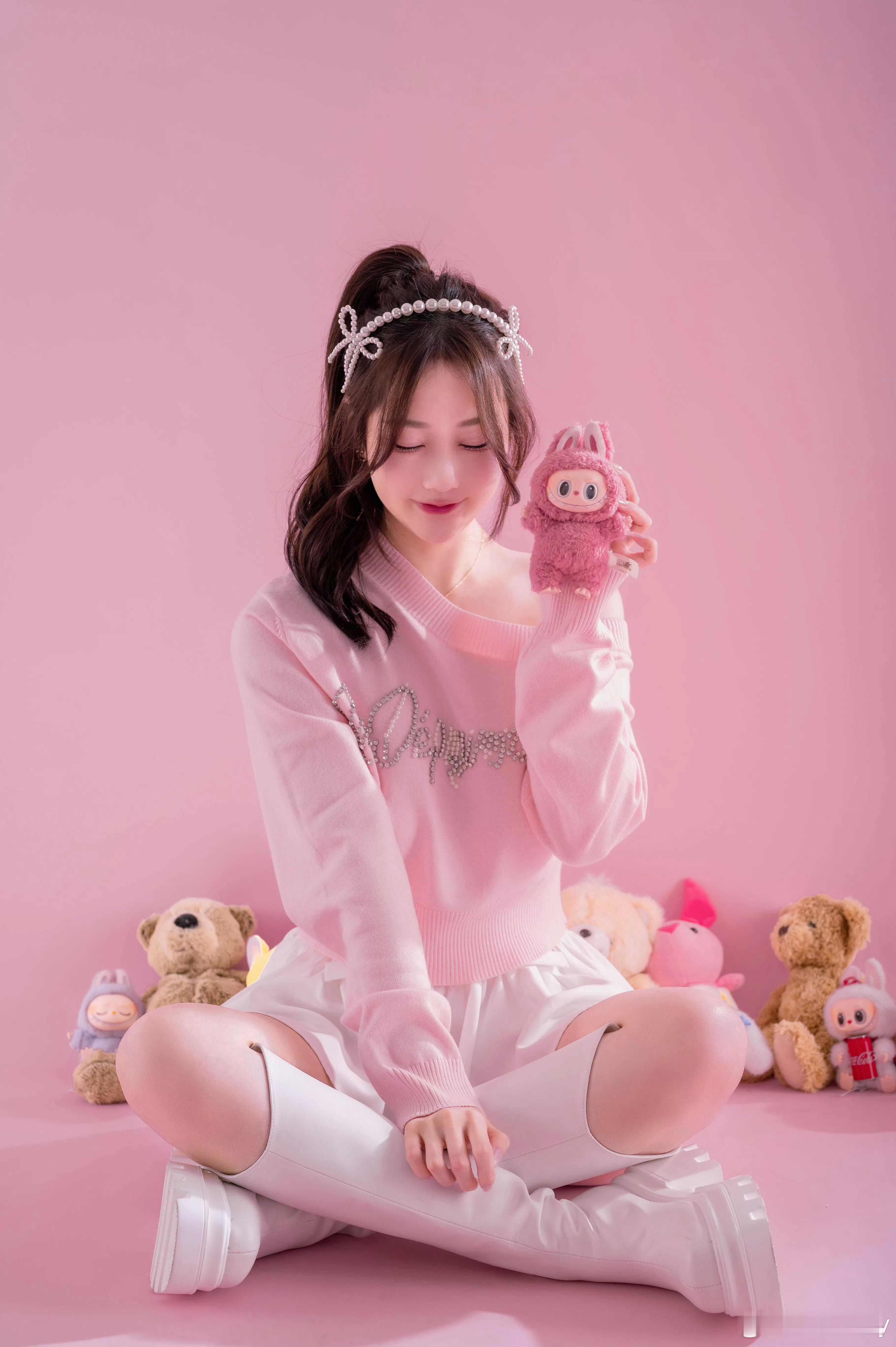 粉粉嫩嫩[色] 解说Kitty分享写真照：小露香肩，高筒皮靴+白短裙～Kitty