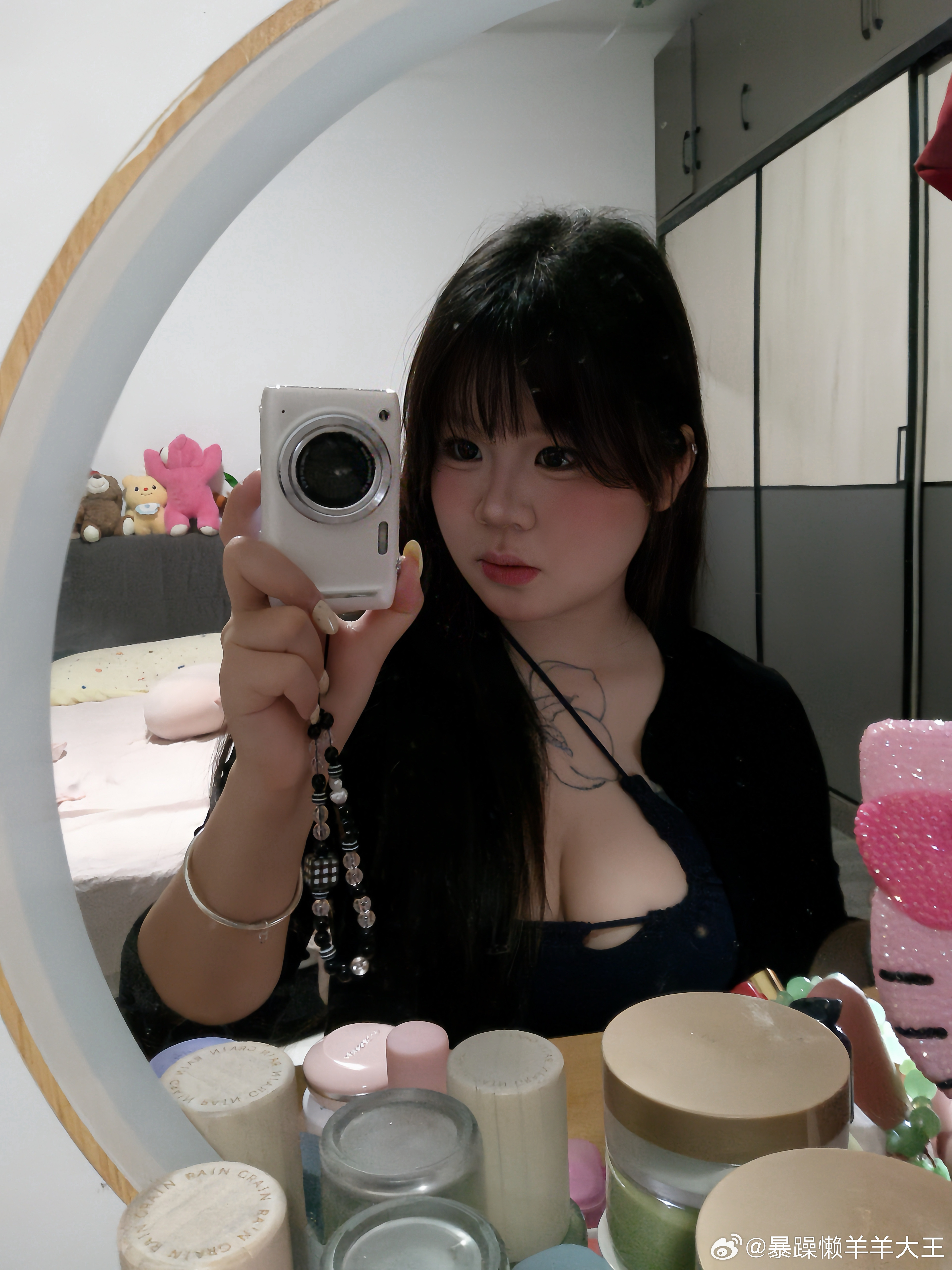 必须有人死皮赖脸的靠近我，主动去了解我的生活，然后时不时耍心眼，故意吊我一下，我