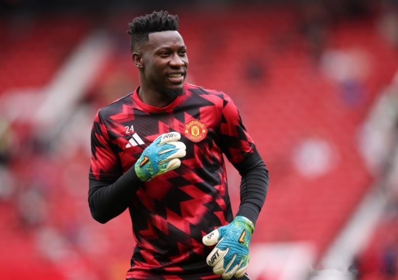 《太阳报》报道，曼联门将位置将在今夏进行大换血。自从奥纳纳被租借到土耳其以来，拉