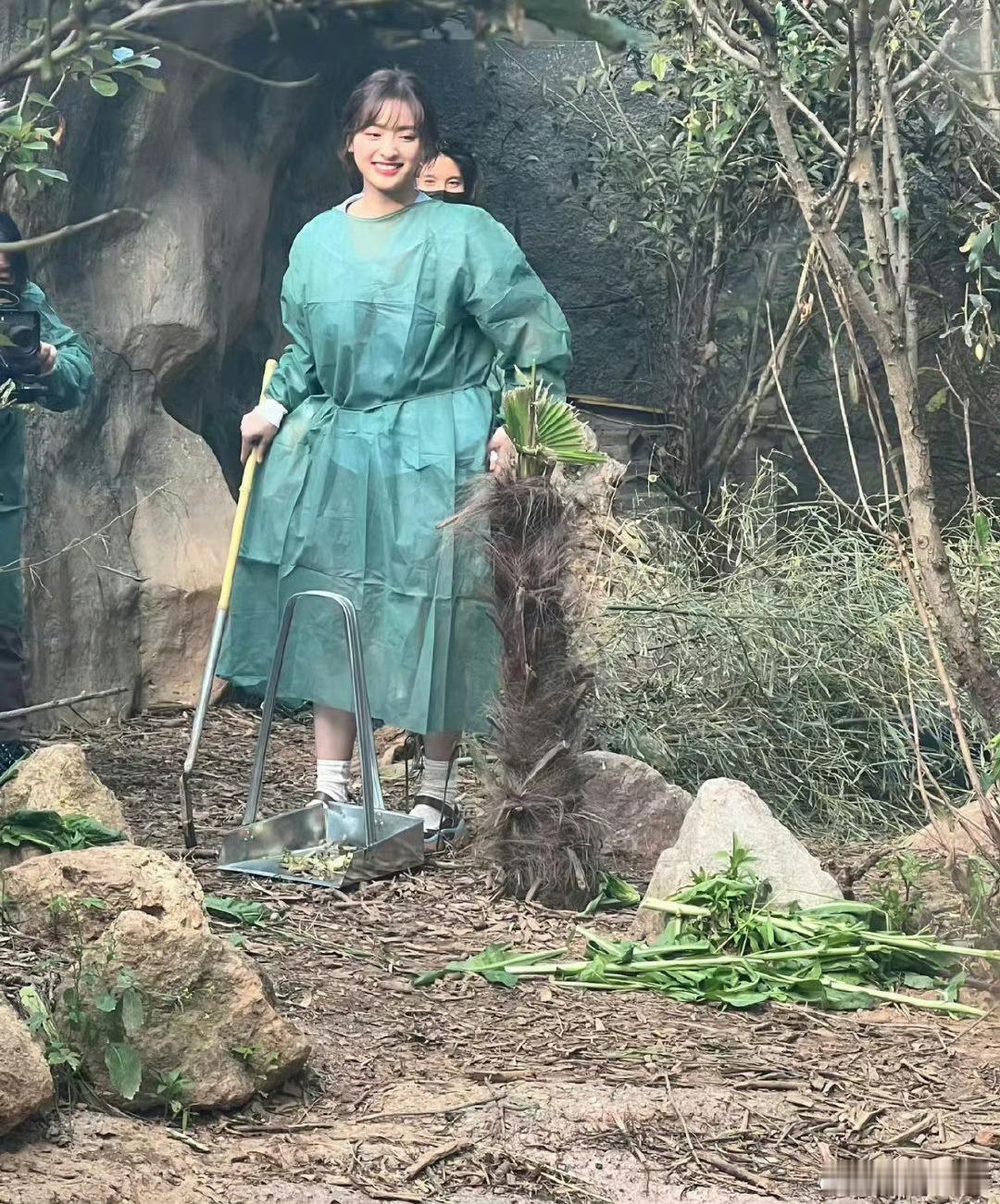 沈月现实中也太好看了吧！路人视角没想到现实这么好看，好明媚[好爱哦] ​​​