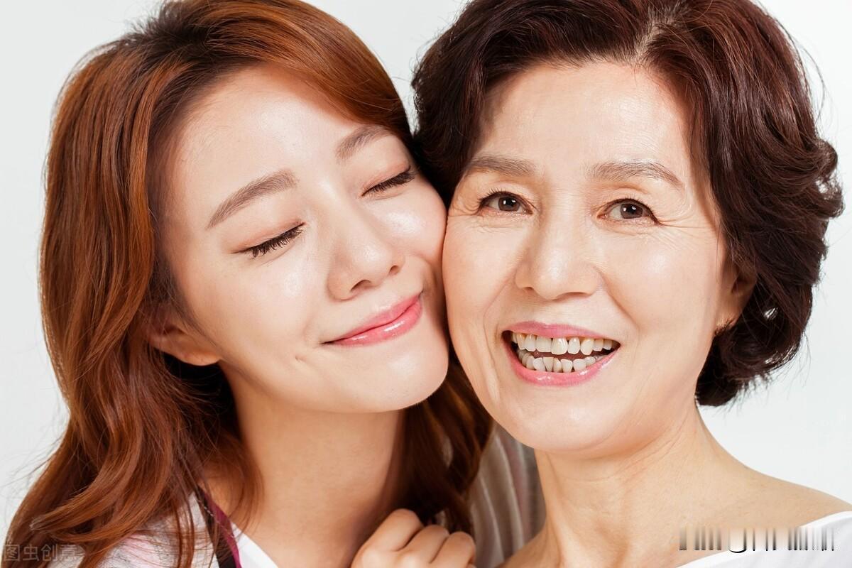 67岁慧霞：儿媳妇纵有千般好，却有一点不满意。
 
早上，我们刚打开房门，慧霞就