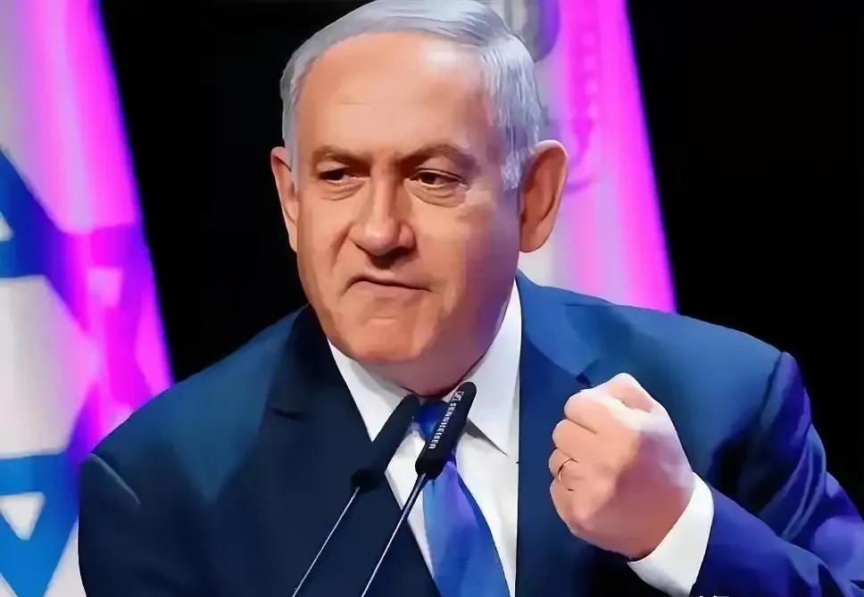 以色列驻联合国代表，当着所有人的面，掏出了手机。
他什么也没说，直接按下一个键。