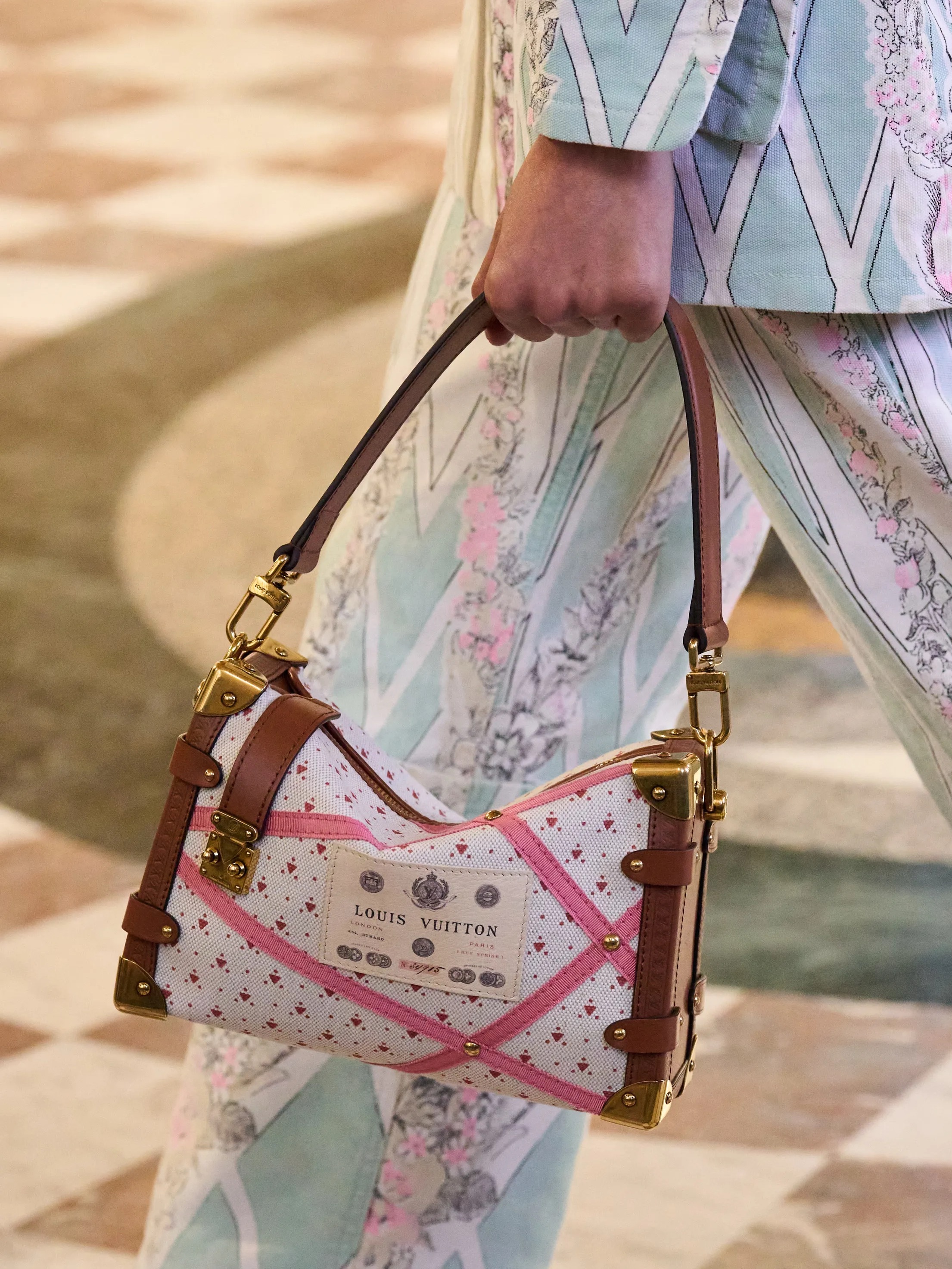 LV春夏26女装秀 LV春夏26女装 包包大赏：LV春夏26女装秀中，包袋依旧是