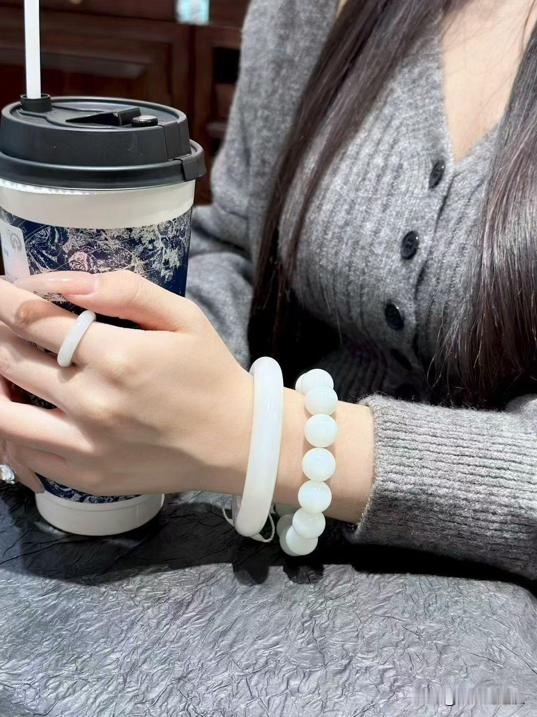 成年人的世界，不存在永恒的靠山，
你最强的靠山就是你的努力和独立。 学会给自己撑