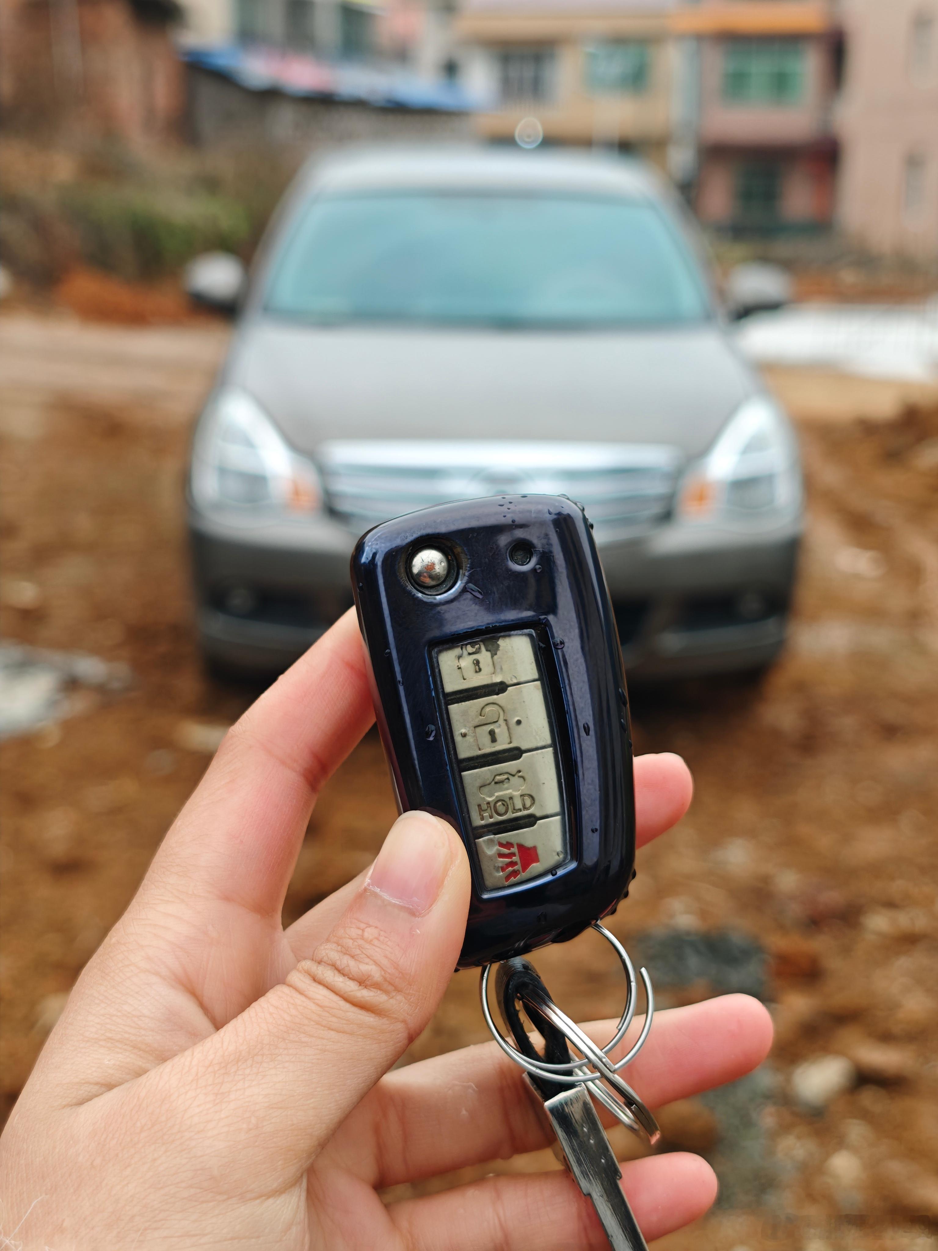 开车去接我爹，他说遇事不要慌，每个按钮都按一遍，车总会有反应的