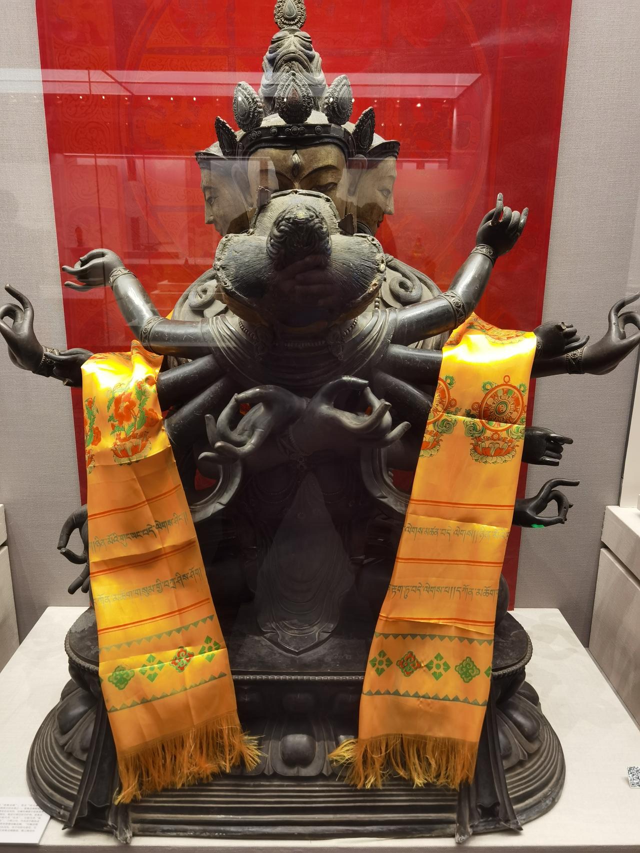 承德博物馆最具看点的展区是藏传佛教艺术展品。

 这个展区分成佛像、佛塔佛龛、供