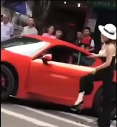 江苏女子当街施暴网约车司机，蛮横行径惹人深思
 
市井出行本就该彼此谦和相待，一