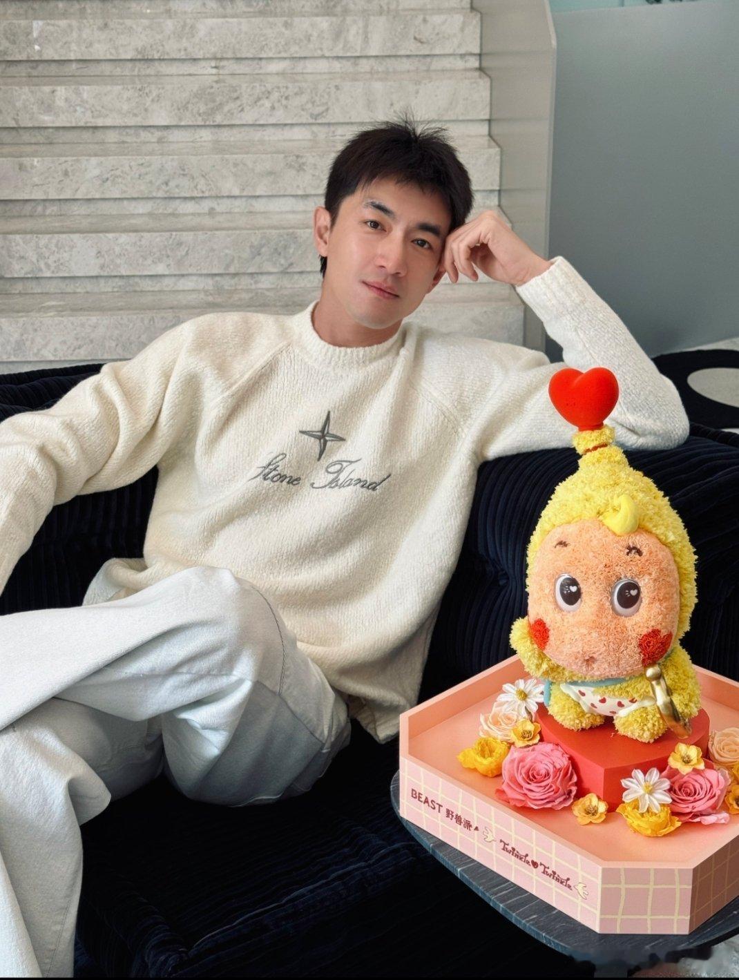 林更新生日快乐，愿你在新的一岁里，笑容比镜头里的还要灿烂，生活比剧本里的还要精彩