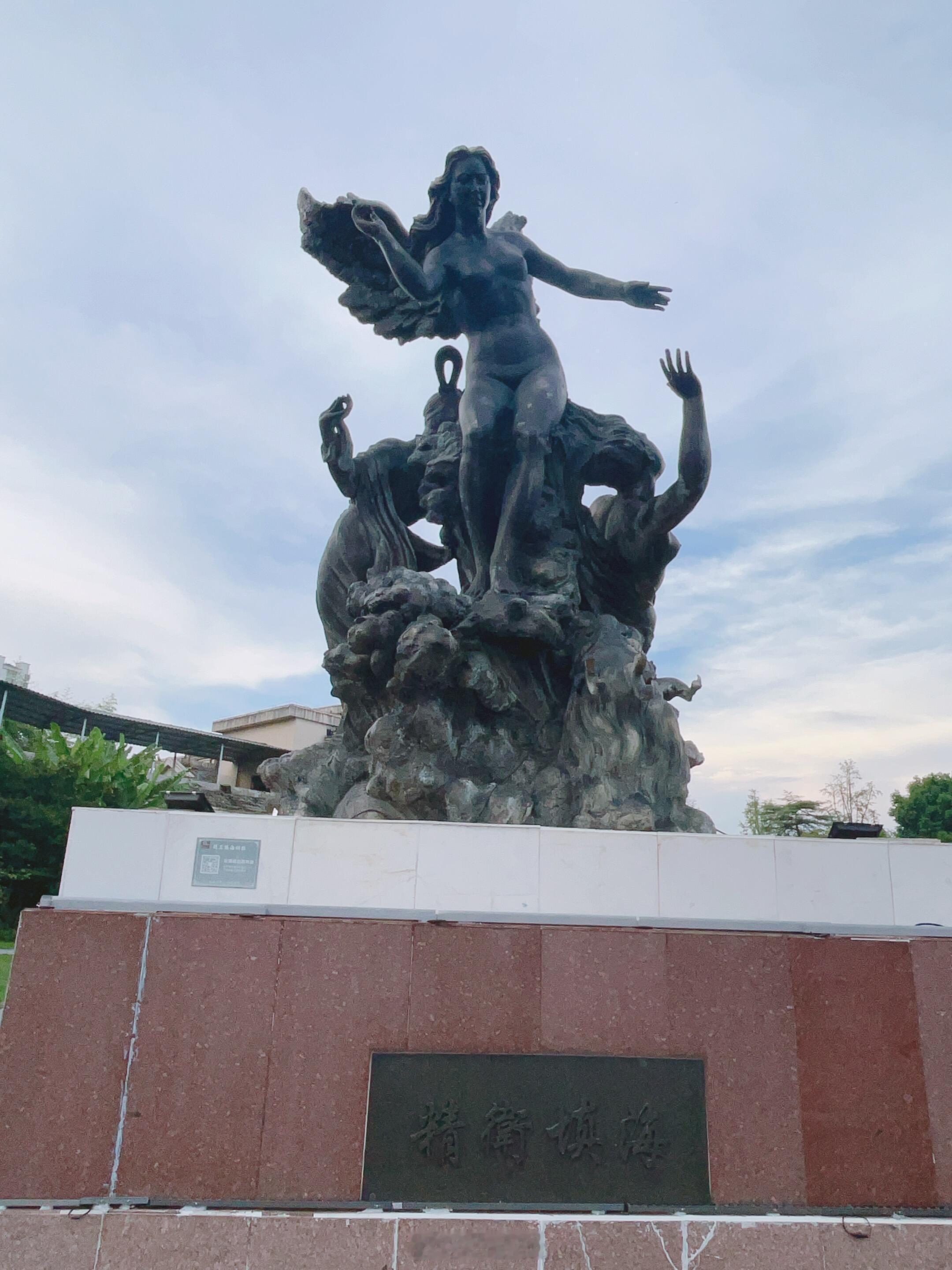 江西吉安庐陵《精卫填海》雕塑引发争议，主体竟然是背长双翅、全身赤裸的西式女天使造