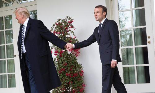 马克龙特朗普两人关系很好啊！他们两个男的手牵手，在大街上他们各自的夫人都靠边站了