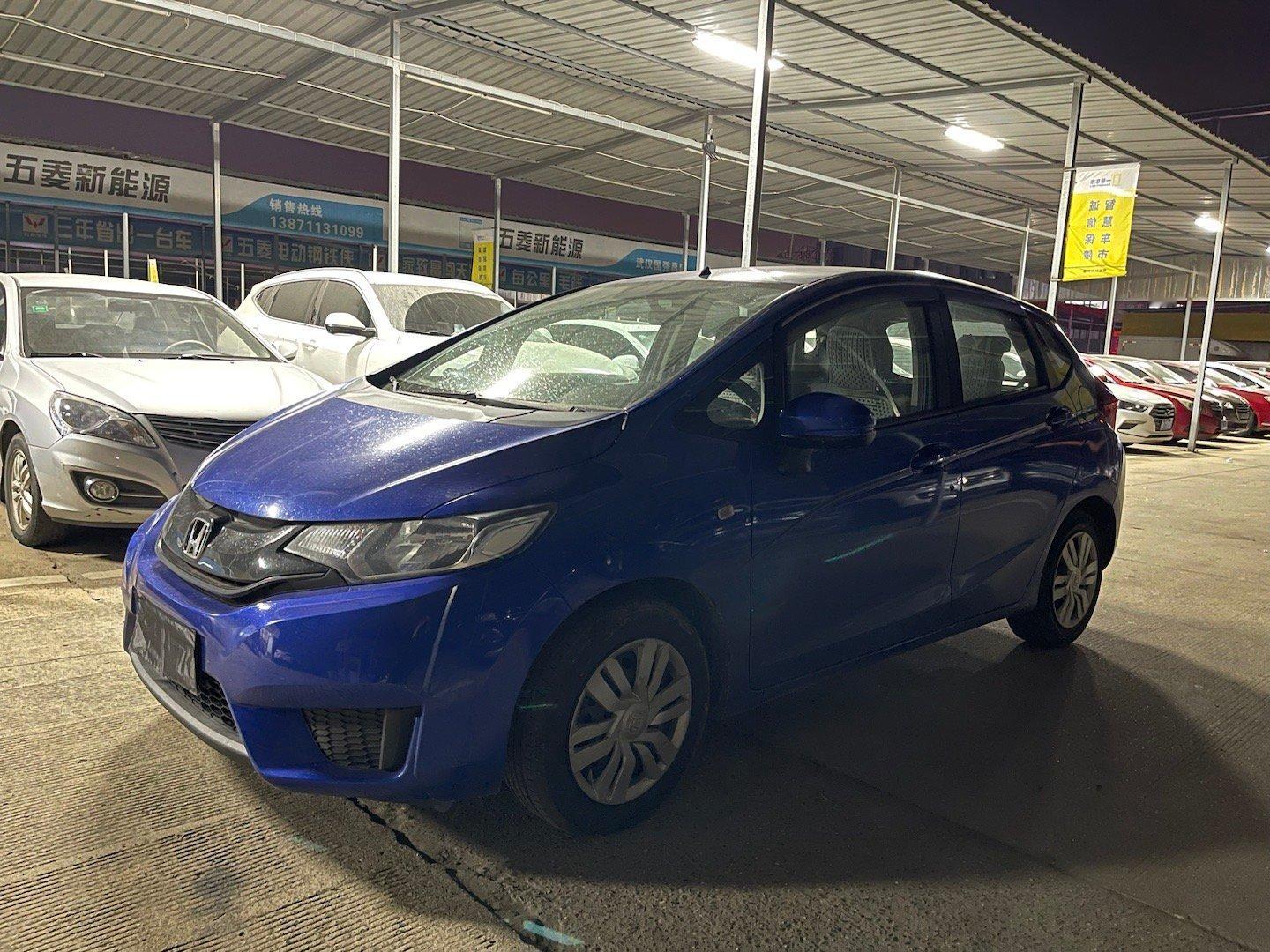 昨晚拿下2万多的飞度 6万公里 2015年差几天 1.5L自动挡骨架五星，2个多