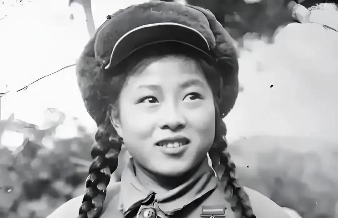 抗美援朝中，女护士被美军子弹打瞎双眼，当场晕厥。醒来后，她听到美军在自己身边叽里