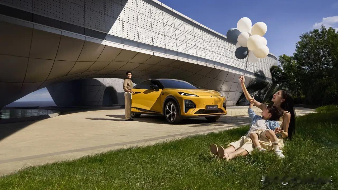 全新深蓝S07：除了华为加持的630公里真续航，还有什么？
冬日下午的城市快速路