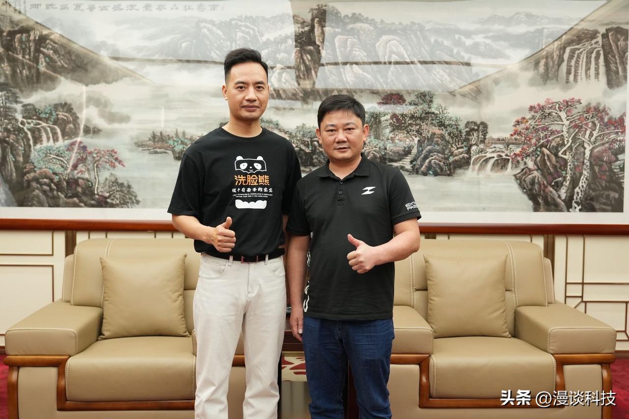 洗脸熊创始人唐华波发文感谢张雪和“村长”李锐，冠军复刻版机车交车仪式圆满成功。