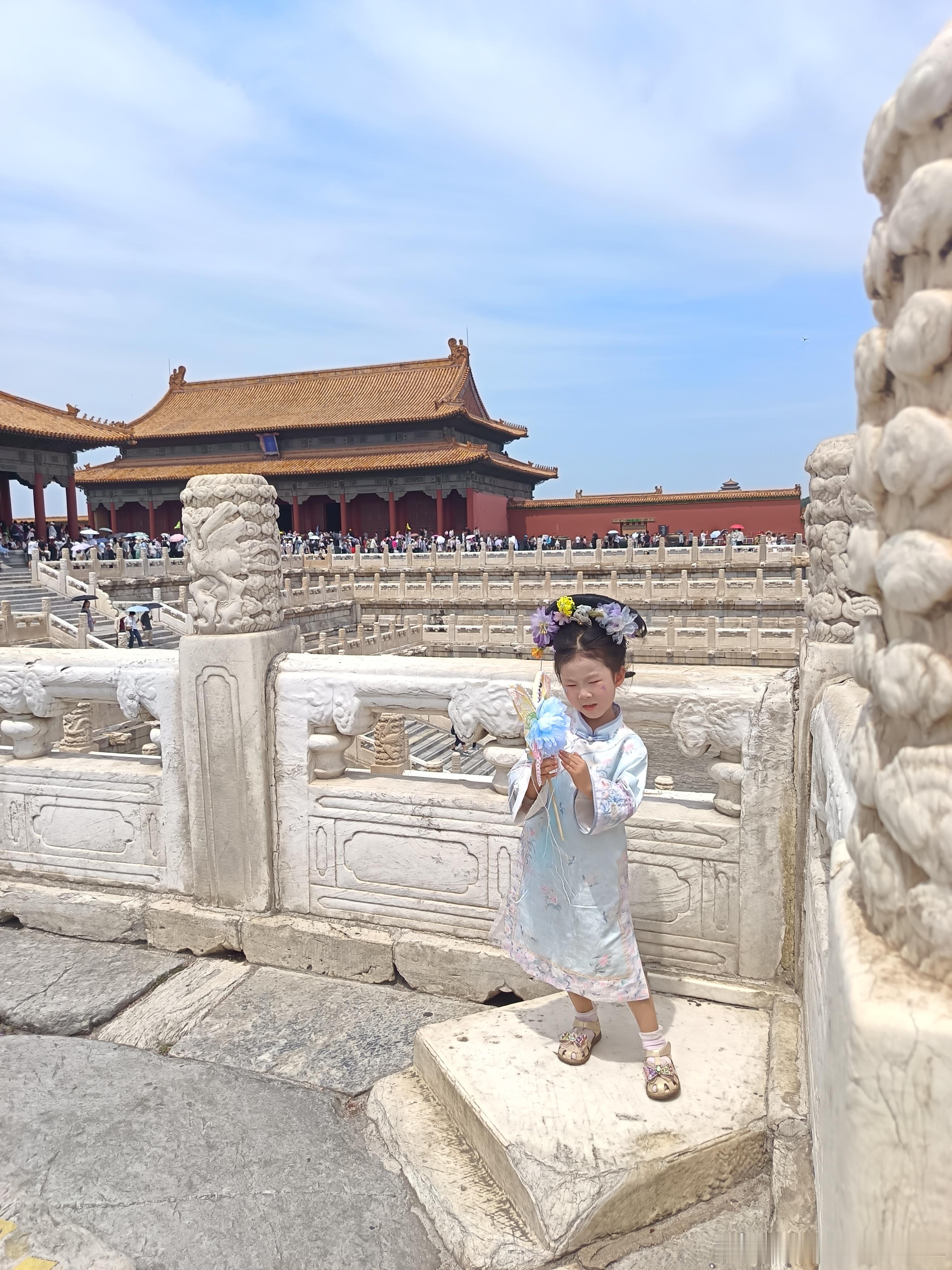 曦宝去北京的第四天太阳太晒，小格格拍照📷都睁不开眼了