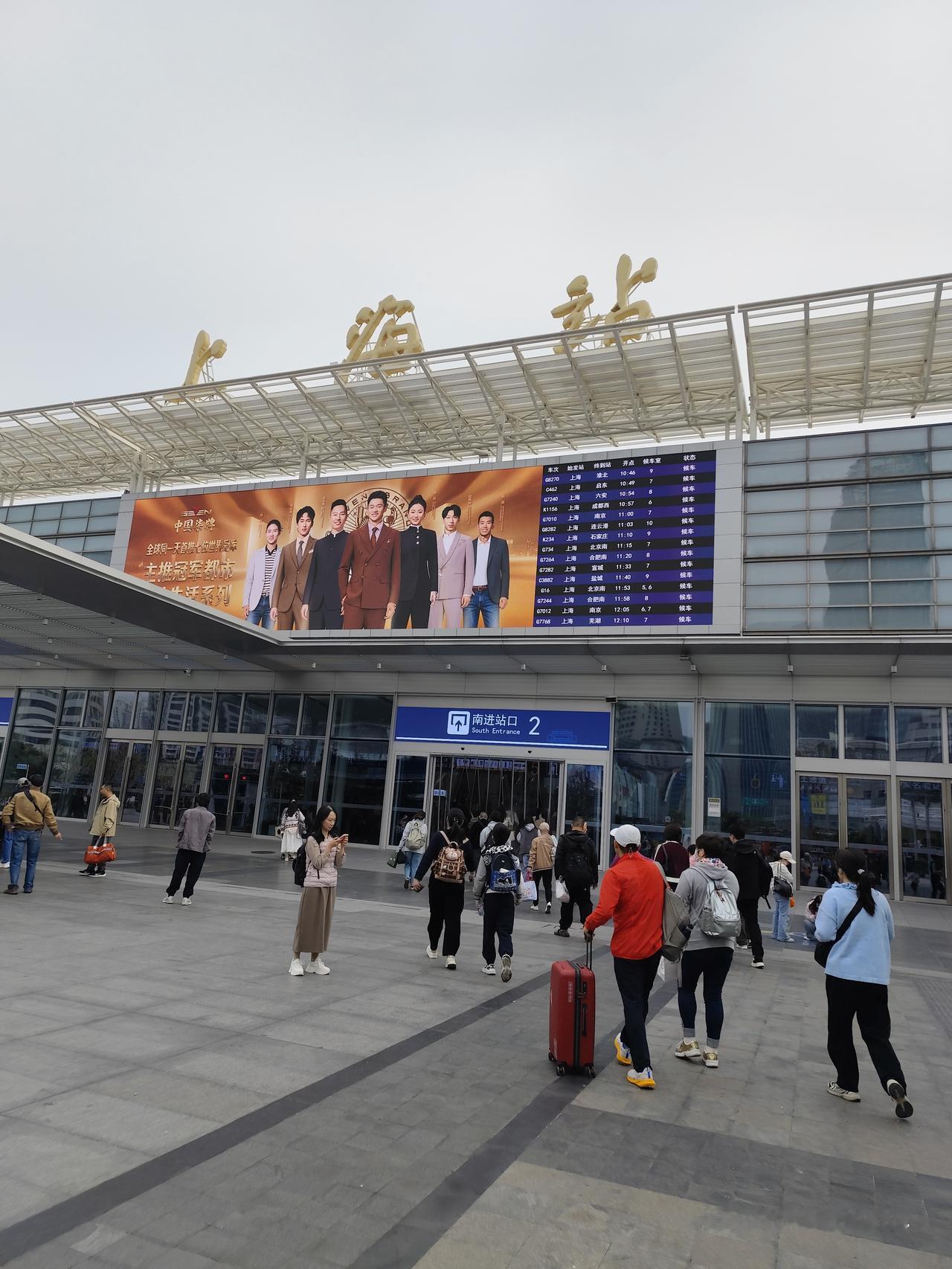 火车站前的“蛇形道”
曾几何时，火车站入口处都建起了弯弯曲曲的隔离带，不是不让你