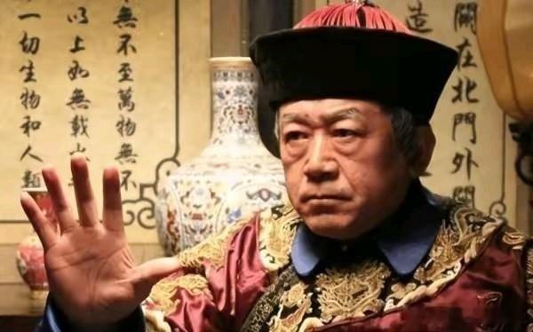 1722 年冬，畅春园里，康熙卧于病榻。他枯瘦的手指紧紧攥着雍正的手腕，气若游丝